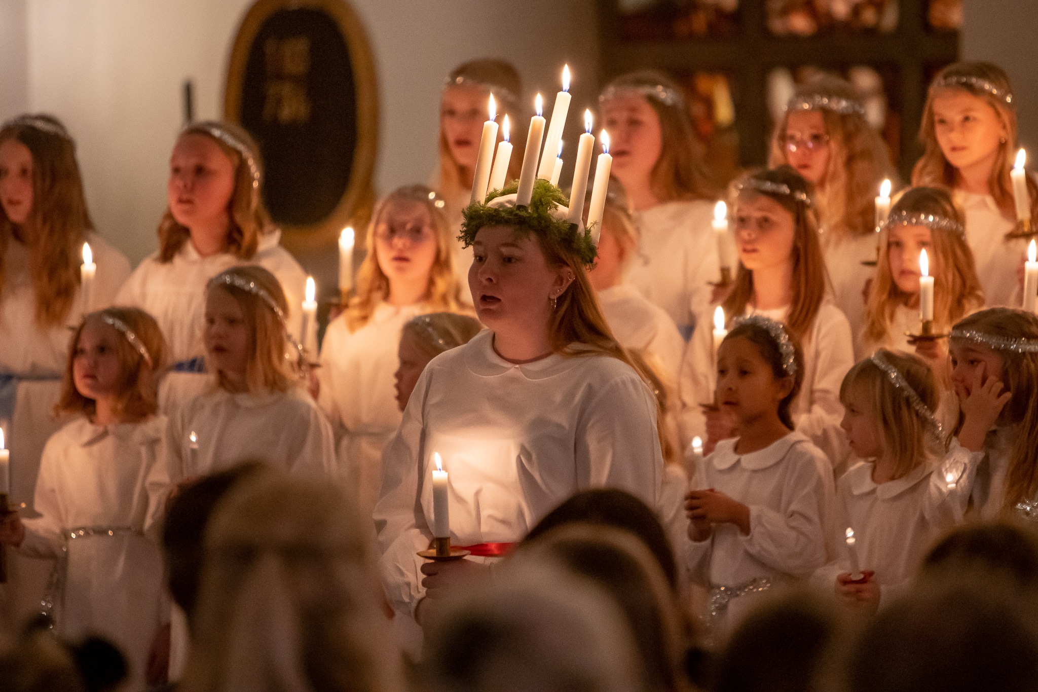 Lucia Märta Vesterström med tärnor och stjärngossar spred ljus och värme. Foto: Morgan Grip