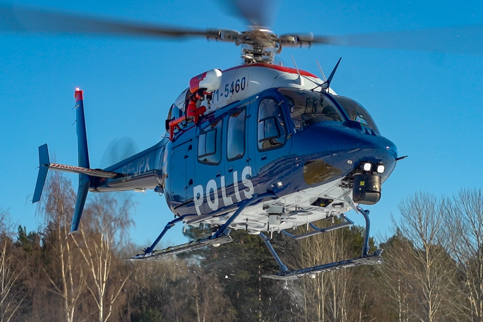 En helikopter har satts in i sökandet efter den försvunne 18-åringen. Foto: Morgan Grip