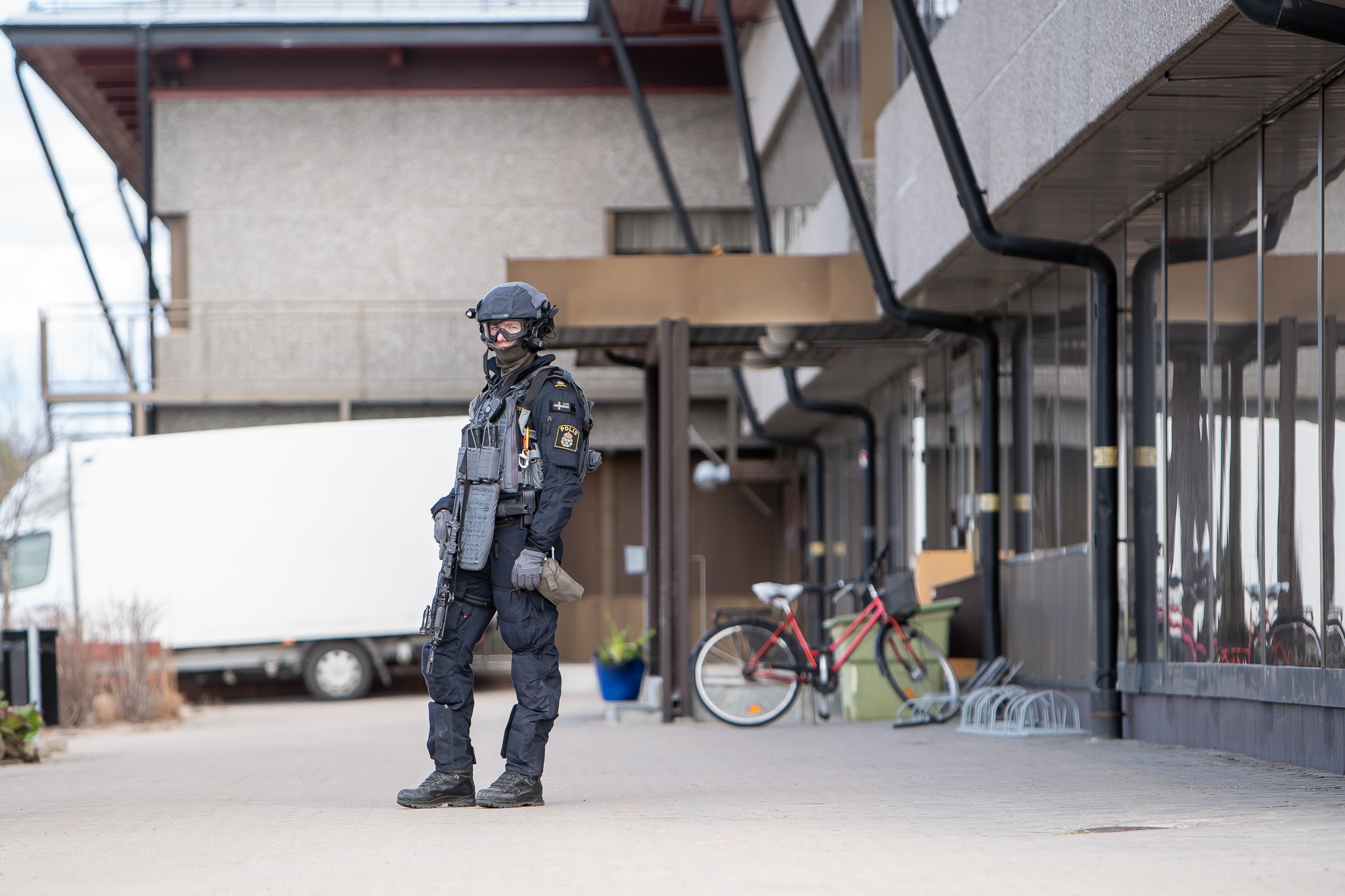 Medborgarhuset i Sveg spärrades av efter att en kommunal verksamhet mottagit ett hot. Tungt beväpnad polis anlände vid 15-tiden på onsdagen, även polishelikopter var på plats. Foto: Morgan Grip