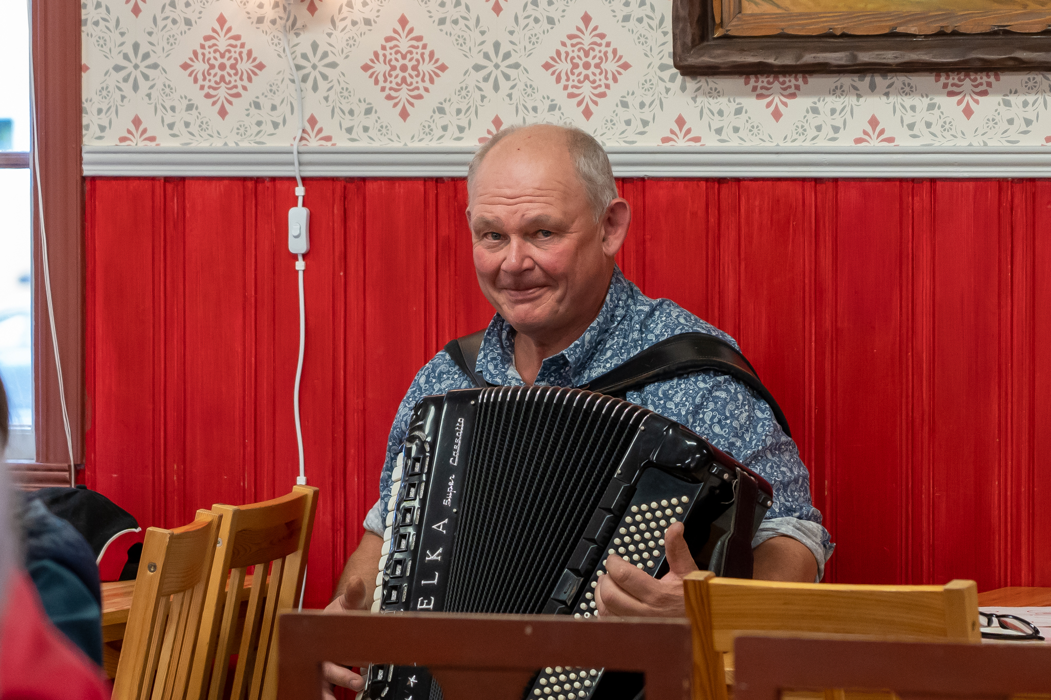 Jens Thomasson underhöll med dragspelsmusik i serveringen. Foto: Morgan Grip