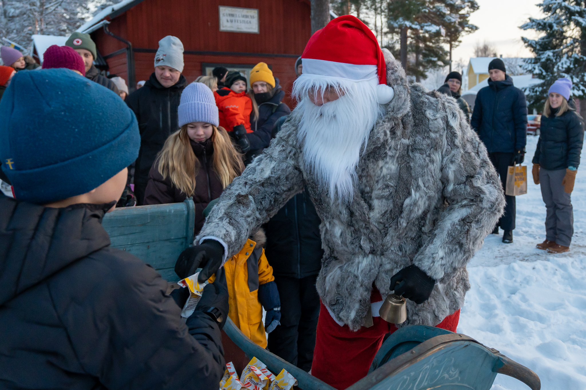 Tomten kom från Fläcksberget till Gammelgården med en släde full med julgodis. Foto: Morgan Grip
