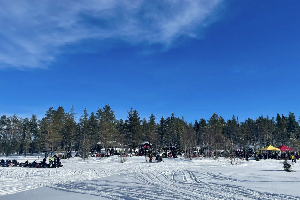 Skoterträff lockade till Björnåsdammen – hundratals besökare
