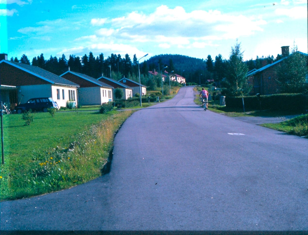 Kvällsfoto på Ulvkällas egen lilla boulevard. Sörgårdsgatan med de så kallade terränghusen. Foto: Gustaf Persson