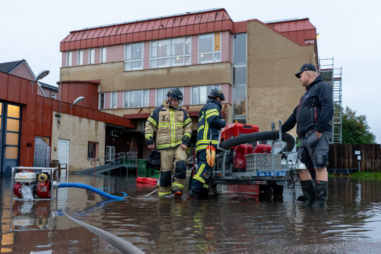 Ovädret Hans drog in över Härjedalen. Här jobbar räddningstjänsten med översvämningar vid ambulansgaraget i Sveg. Foto: Morgan Grip