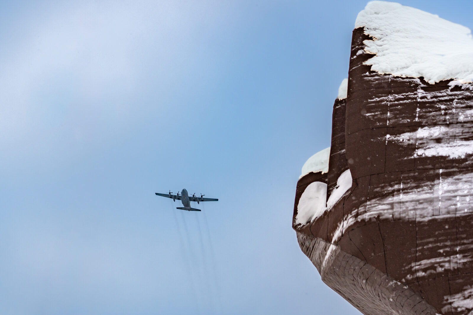 Flygvapnets TP 84 Hercules flyger in över Sveg och världens största träbjörn. Foto: Morgan Grip