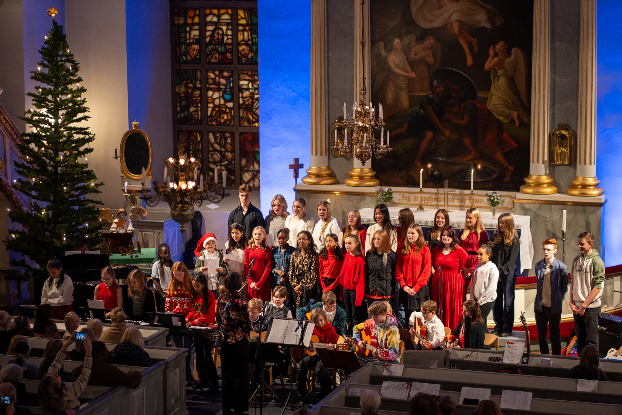 Över femtio elever från Kulturskolan medverkade i måndagskvällens julkonsert i Svegs kyrka. Foto: Morgan Grip