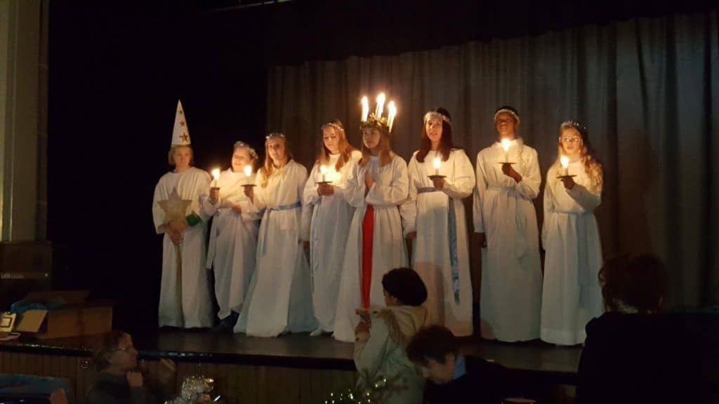 Lucia Julia Herrdin med tärnor och stjärngosse besökte julmarknaden i Lillhärdal. Foto: B-G Eliasson