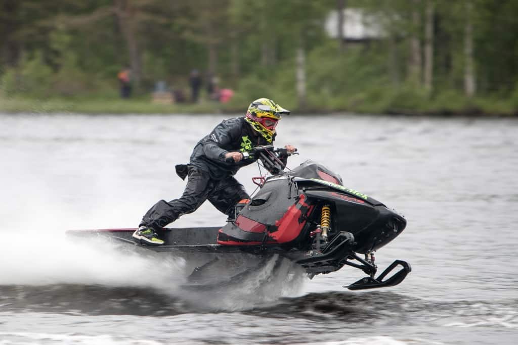 Alex Woxlin på Ljusnans vatten under Midsommaryrans Watercrosstävlingar i Sveg 2017. Foto: Morgan Grip