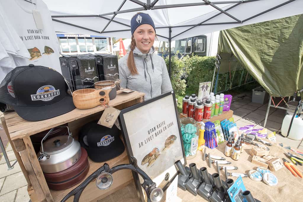 Robine Guldbrandsson med sitt Vuaja. Här under en av sommarens marknader i Sveg. Foto: Morgan Grip