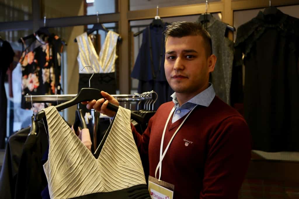 Zabi Rasoli har importerat damklänningar från Turkiet och driver på egen hand sitt företag Zabelle UF. Foto: Jessica Grip