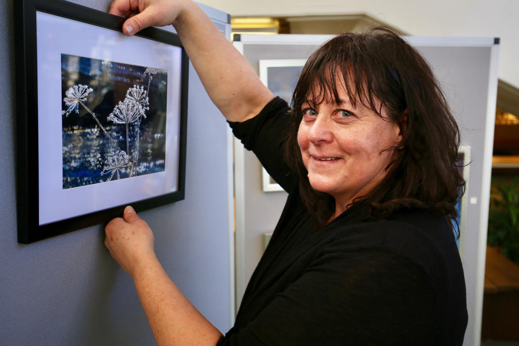 Nancy Persson ställer ut sina bilder i Ljushallen. Foto: Morgan Grip