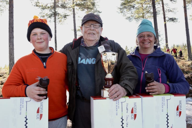Gunnar Nykvist, Göte Gatehag och Yvonne Jonasson, glada segrare på Siksjön i lördags. Foto: Morgan Grip