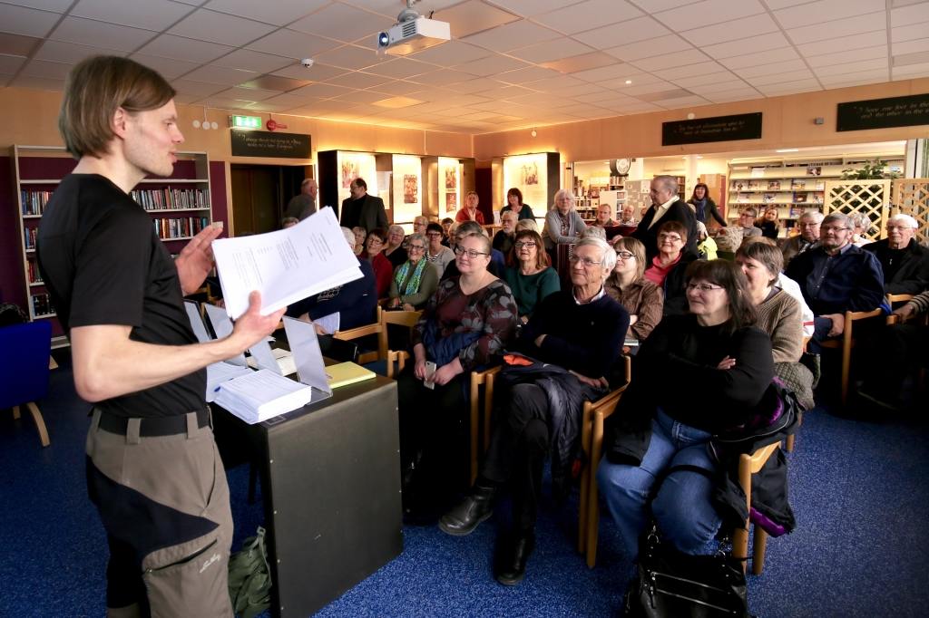 Per Arne Helland, doktorand vid Institutet för nordiska språk, besökte Sveg för att berätta och diskutera om dialekter i Svegsbygden. Foto: Morgan Grip