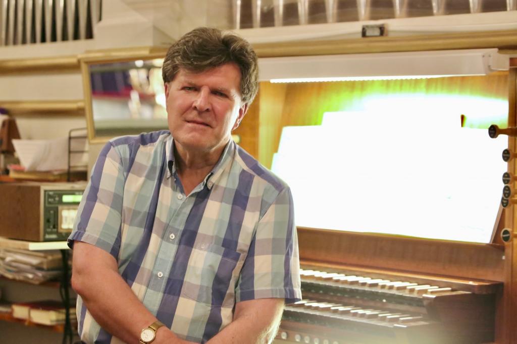 Ett sextiotal hade kommit till Svegs kyrka i lördags för att njuta av orgelkonsert som gavs av Stephen Hicks. Foto: Morgan Grip