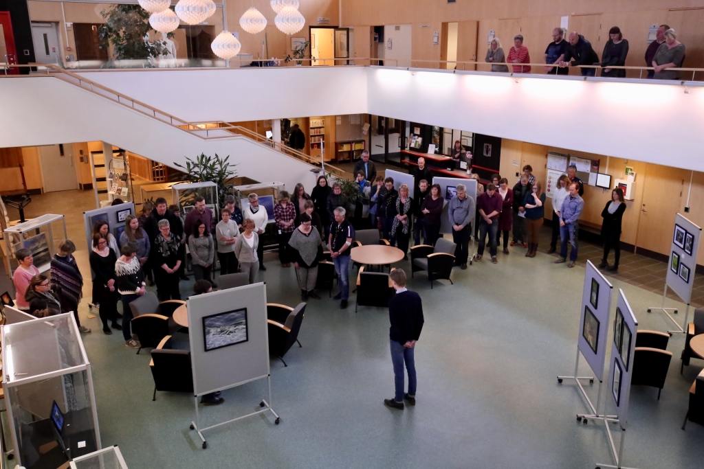 En tyst minut i Härjedalen för offren i terrorattacken.