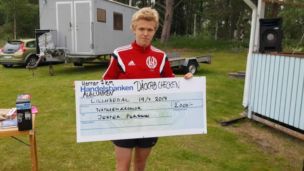 Jesper Persson, Åsarna IK, vann 7 kilometersträckan och knep sin tredje inteckning i ”Däckab checken”, vilket belönades med 2 000 kronor. Foto: B-G Eliasson