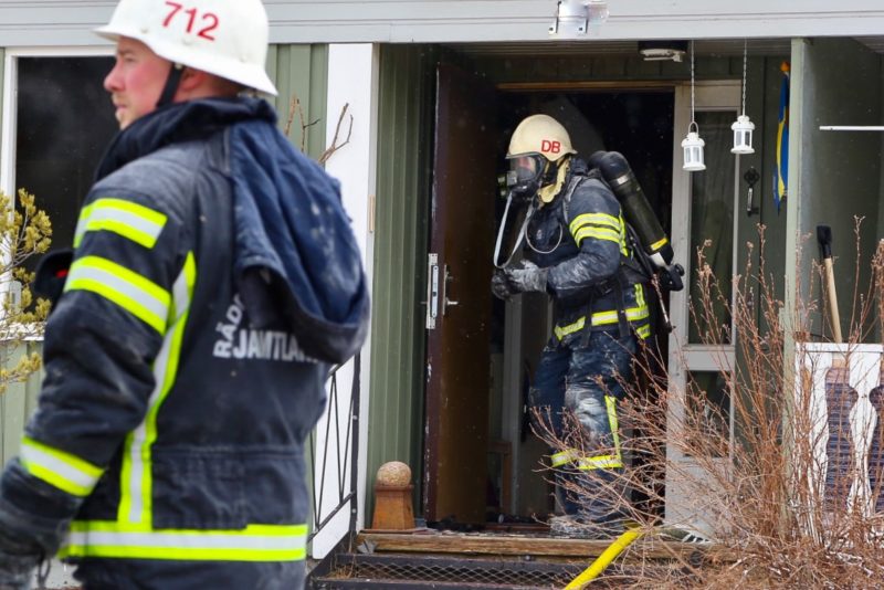 En brand utbröt vid 11-tiden på långfredagen i en lägenhetslänga i Sveg. Foto: Morgan Grip