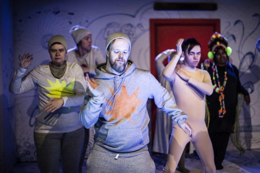 Teater Barda presenterar jubileumsföreställningen "Bardas 10 budord"
