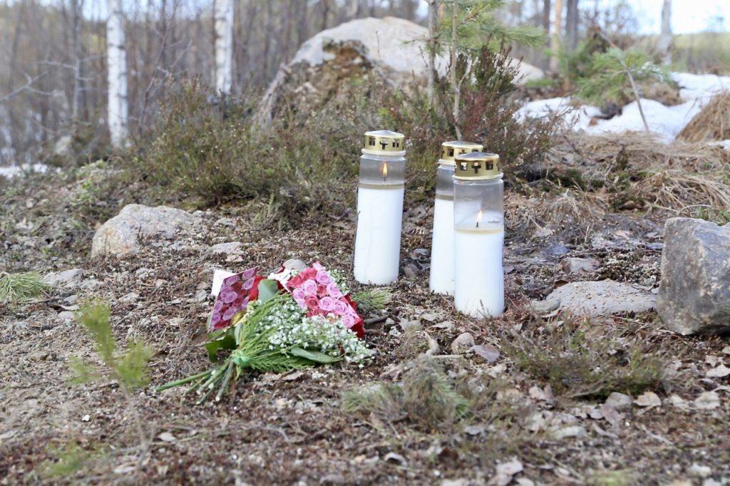 På olycksplatsen brinner ljus för de omkomna. Foto: Morgan Grip