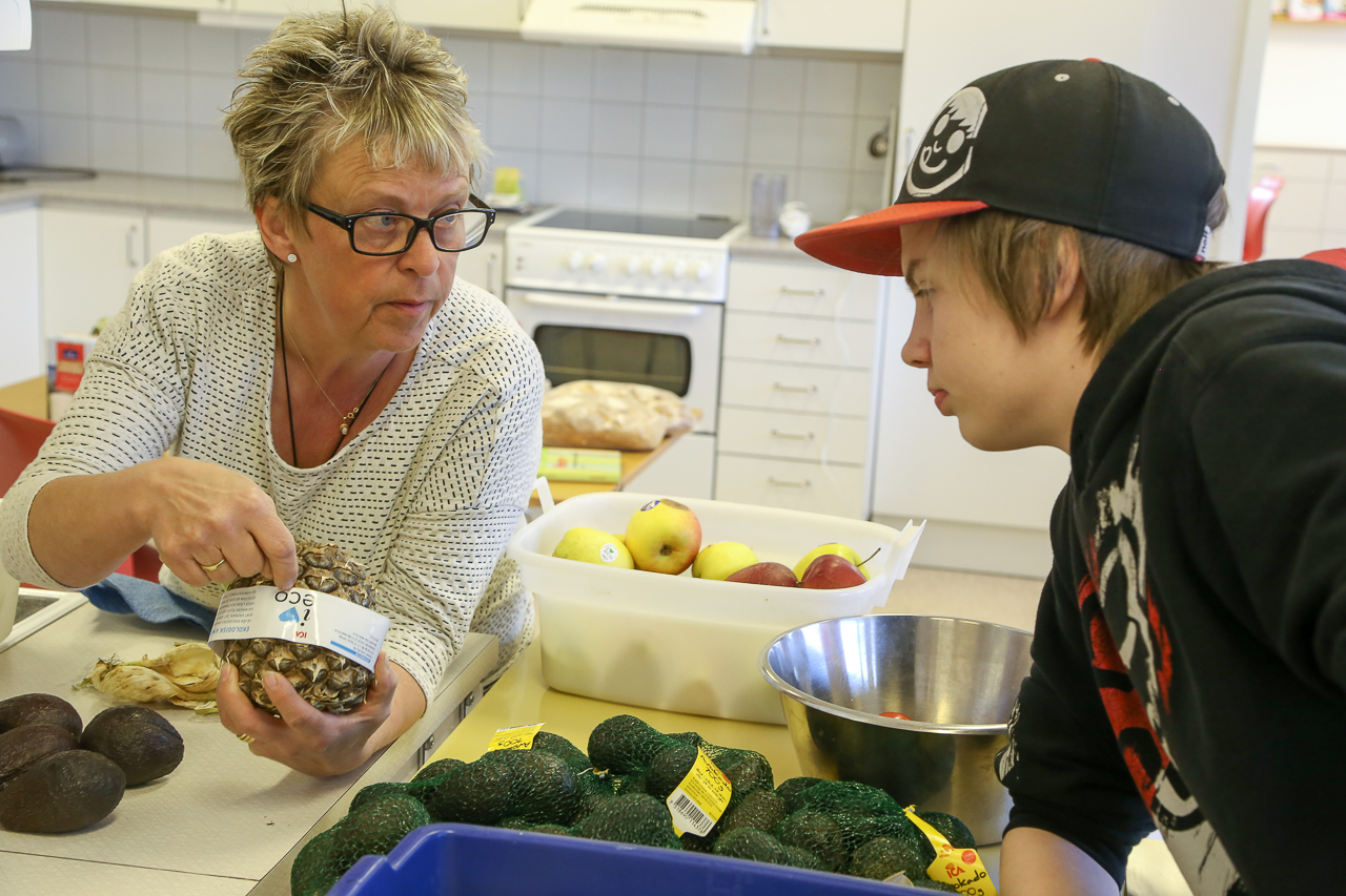 Laila Westling förklarar för Viking Bergström hur man bakar en ananas i ugnen. Foto: Morgan Grip