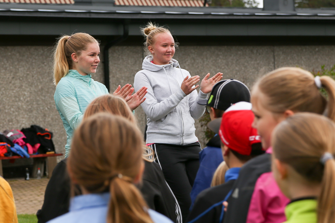 Matilda Bäck och Madeleine Jonsson såg till att alla var uppvärmda innan starten gick. Foto: Morgan Grip