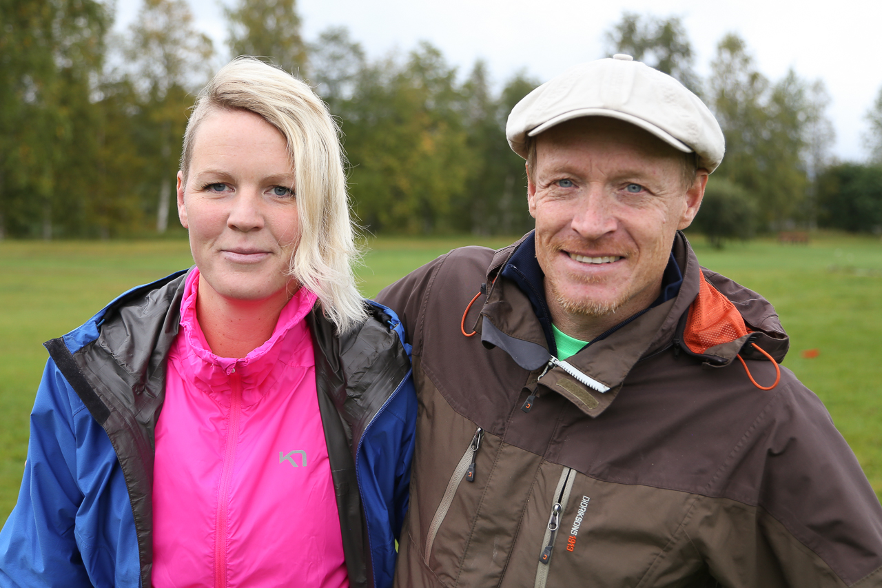 Idrottslärarna på Södra respektive Norra skolan, Anneli Mattsson och Håkan Degselius tycker att Skoljoggen är en bra aktivitet där alla kan vara med. Foto: Morgan Grip