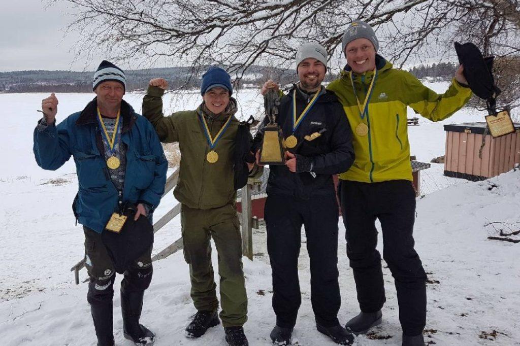 Det blev ett SM-guld i lag till Svegs Sportfiskeklubb och deras herrlag 2 när SM i pimpel avgjordes i Burträsk den gångna helgen. Det segrande laget består av Thomas Larsson Gävle, Erik Andersson Östersund, Mikael Rehnman Sundsvall och sist men inte minst Lars Westlund från Herrö. Samtliga tävlar för Svegs Sportfiskeklubb. Detta var Lars Westlunds andra SM guld på kort tid då han även tog SM-guldet i mormyska för knappt två veckor sedan.