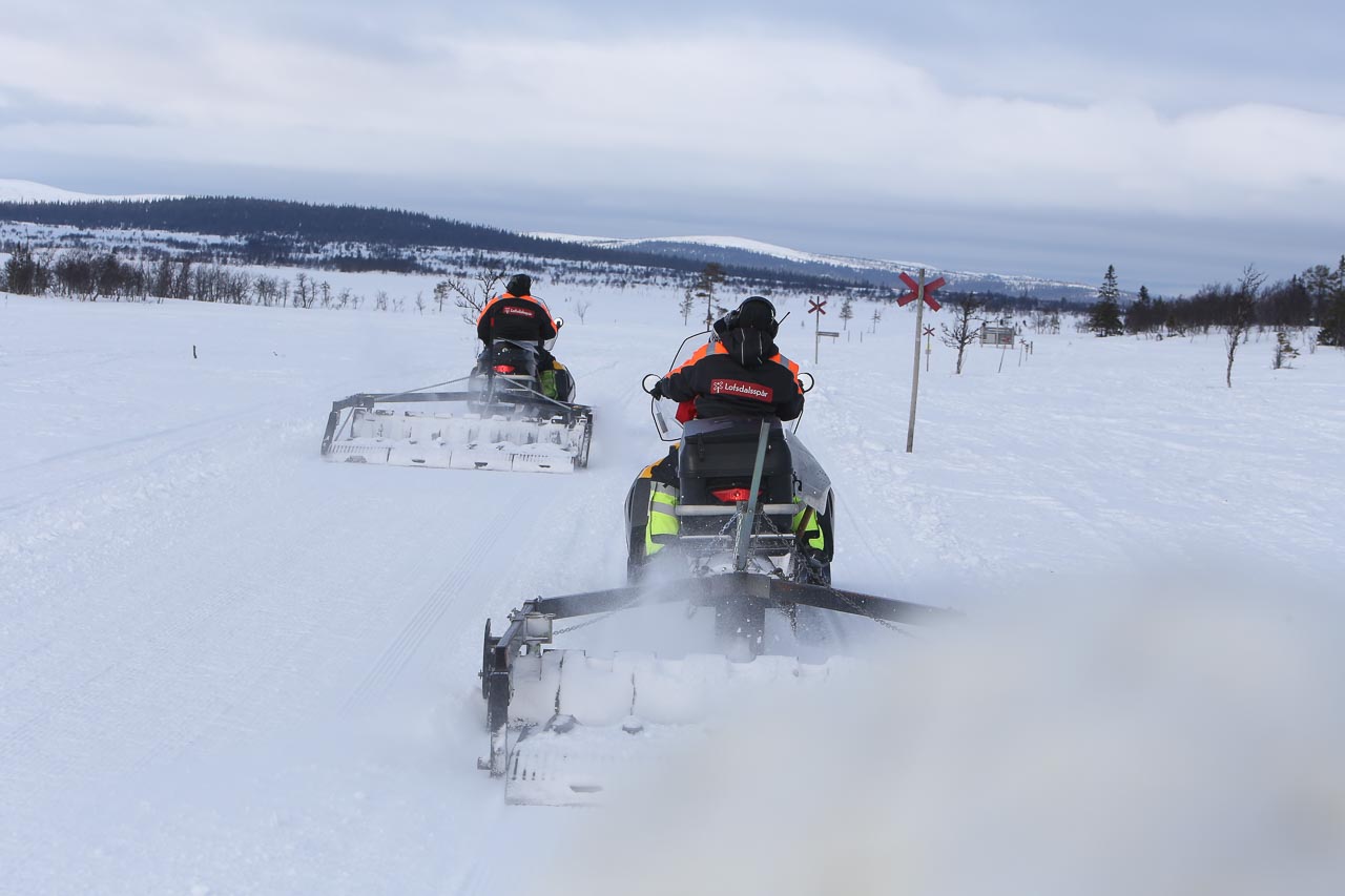 Vi hängde på Lars Larsson och Bodil Åslund upp till Grillkåtan längs Strådalsleden, där pusshållplatsen numera finns. Foto: Morgan Grip