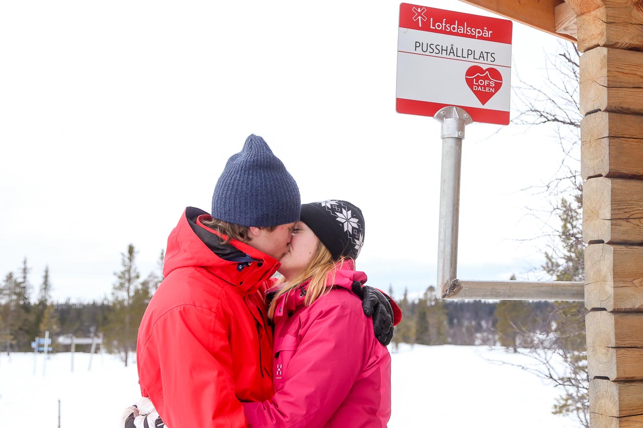 Markus Stenberg och Anna Engren från Söderhamn passade på att pussas uppe på fjället på Alla hjärtans dag. Foto: Morgan Grip