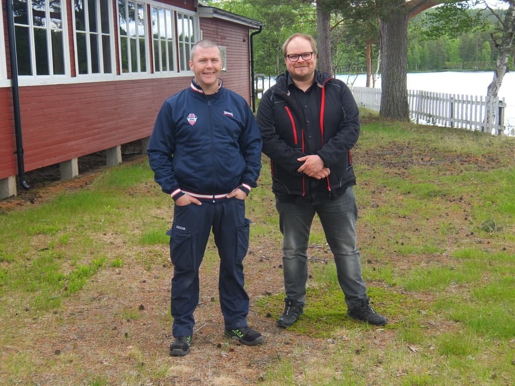 Thomas Pedersén till höger och Peter Hurtig på plats vid den serveringslokal som renoverats av ideella krafter (läs eldsjälar), belägen där Ljusnan delar sig nedströms med omkringliggande natursköna områden. Vackrare kan det inte bli. Foto: Mats Haldosén
